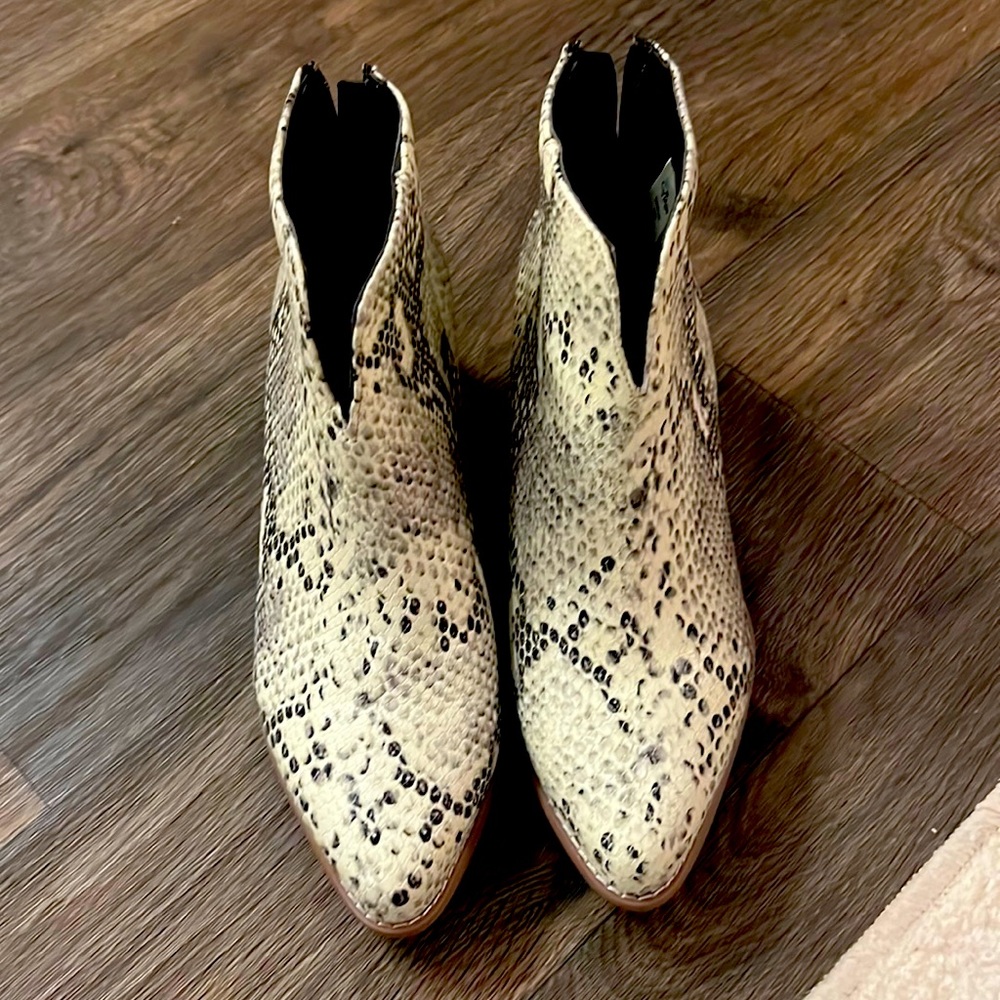Aqua College snake skin booties size 9 1/2 Med